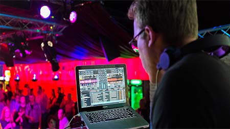 7 Essential Tips to Become the Perfect Wedding DJ
